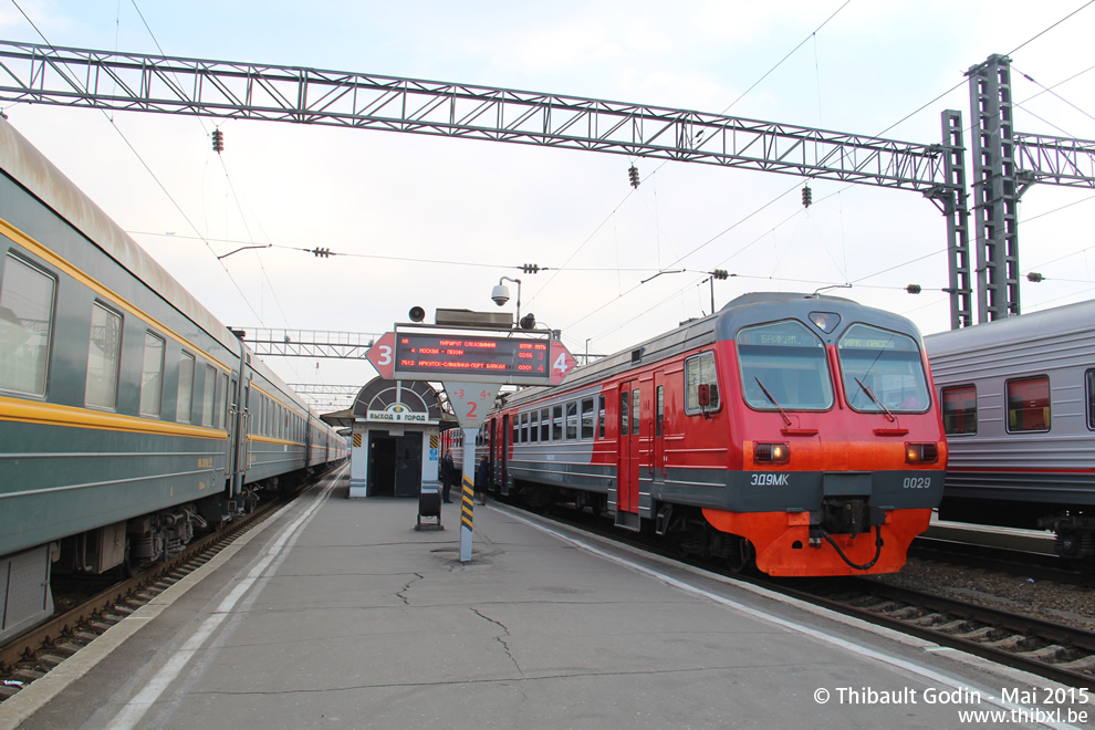 Départ du train ED9MK-0029 EMU à la voie 4 de la gare d'Irkoutsk-Passajirski