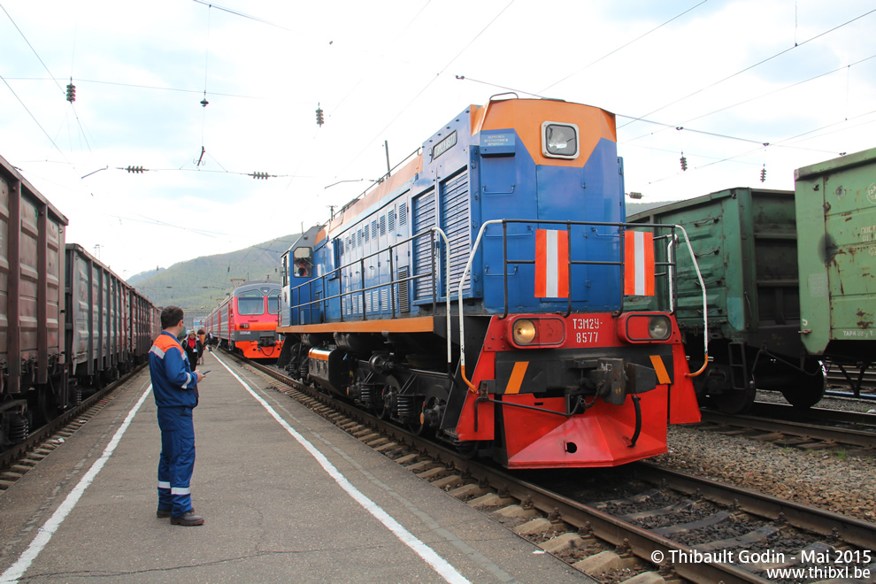 Arrivée de la locomotive T3M29 8577 à l'arrière du train en gare de Slioudianka (KM 161)