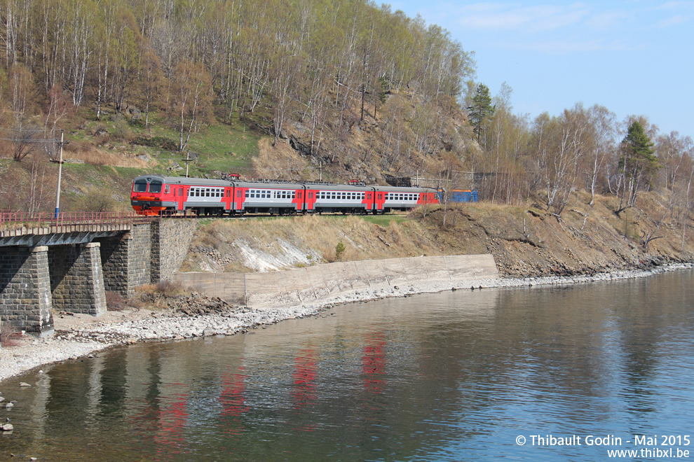 Train devant l'entrée de l'ancien tunnel menant à Shumikha (KM 102)