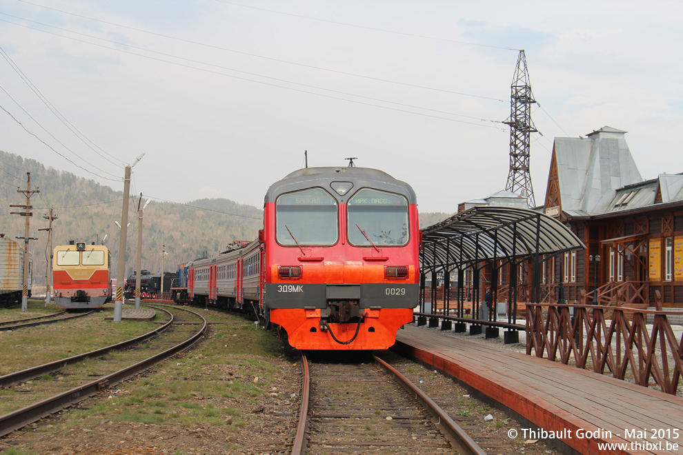 Le convoi T3M29 8577 + ED9MK-0029 EMU au terminus actuel de la ligne à Port Baïkal (KM 72)