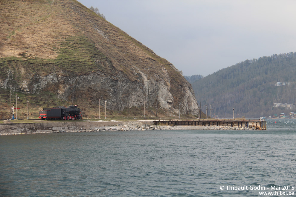 En bout de ligne (KM 72), dans l'impasse, une ancienne locomotive à vapeur fait face à l'Angara.