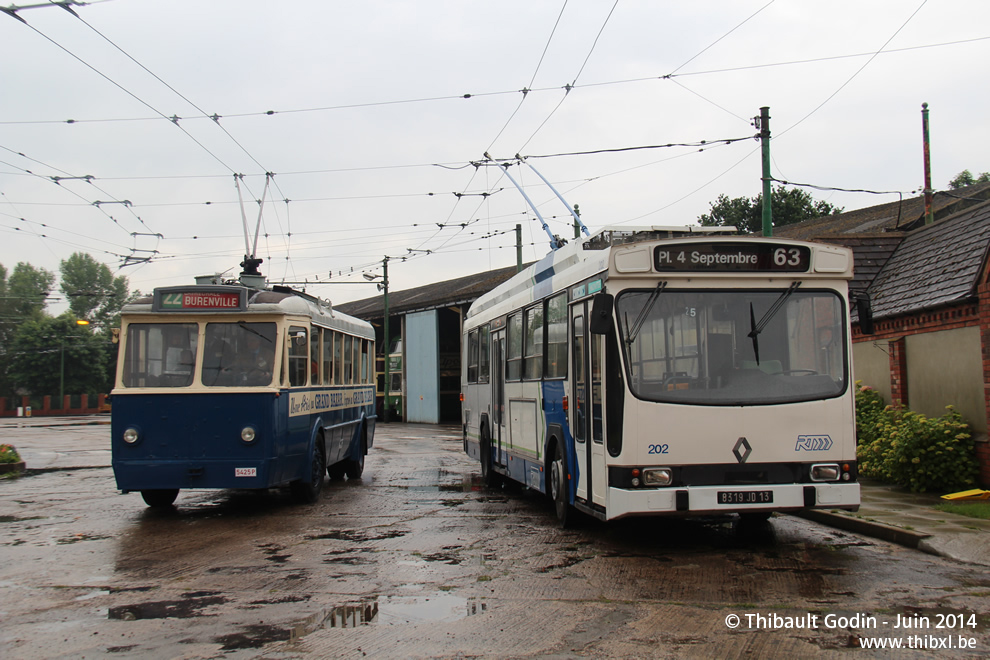 Renault ER 100 n°202 (8319 JD 13) de Marseille et FN TB I T32 n°425 (5425P) de Liège au Trolleybus Museum à Sandtoft