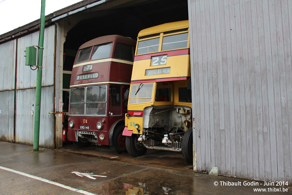 Sunbeam S7 Park Royal n°174 (ERD 145) de Reading et Daimler CWA6 Duple n°52 (FMN 955) de Douglas au Trolleybus Museum à Sandtoft