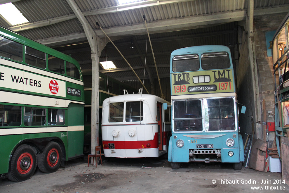 Vétra Berliet CB60 n°5 (964 H 87) de Limoges et Sunbeam F4A Burlingham n°T291 (VRD 186) de Teesside au Trolleybus Museum à Sandtoft