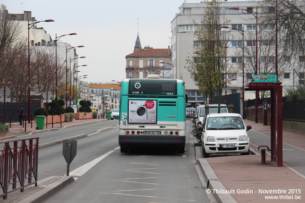 Bus 1842 (556 RLC 75) sur la ligne 105 (RATP) à Bondy