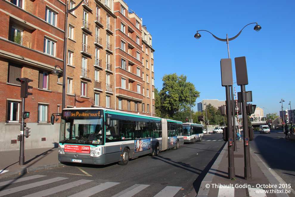 Bus 1971 (CW-299-DX) sur la ligne 105 (RATP) à Porte des Lilas (Paris)