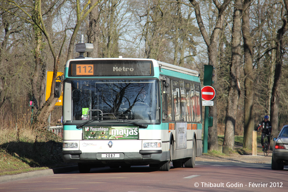 Bus 2087 sur la ligne 112 (RATP) au Bois de Vincennes (Paris)