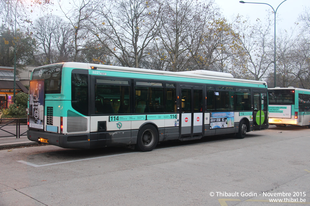 Bus 8221 (599 PWP 75) sur la ligne 114 (RATP) à Château de Vincennes (Paris)