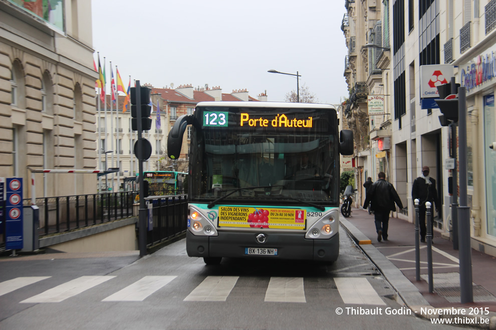 Bus 5290 (BX-136-NH) sur la ligne 123 (RATP) à Issy-les-Moulineaux