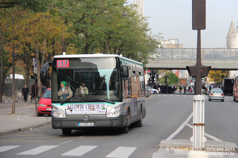 Bus 8601 (CG-899-LN) sur la ligne 137 (RATP) à Porte de Montmartre (Paris)