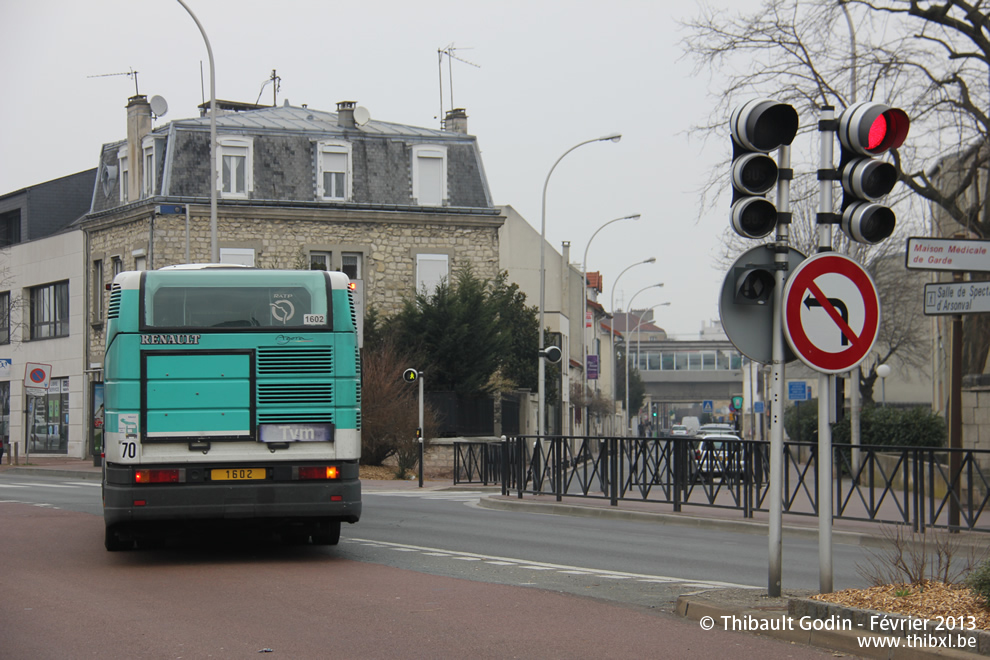 Bus 1602 sur la ligne Tvm (Trans-Val-de-Marne - RATP) à Saint-Maur-des-Fossés
