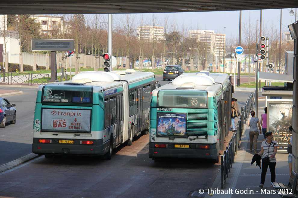 Bus 1602 et 1737 (731 PKJ 75) sur la ligne Tvm (Trans-Val-de-Marne - RATP) à Antony