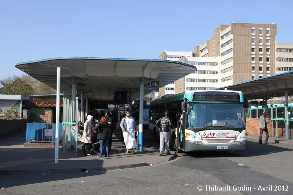 Bus 9456 (AG-969-XQ) sur la ligne 147 (RATP) à Bobigny