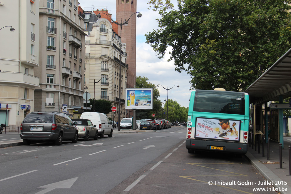 Bus 3326 (83 RFZ 75) sur la ligne 163 (RATP) à Porte de Champerret (Paris)