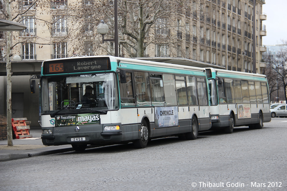 Bus 2458 sur la ligne 165 (RATP) à Porte de Champerret (Paris)