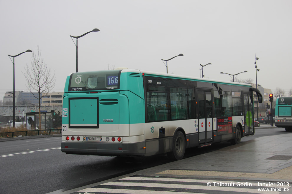 Bus 5231 (BS-946-DT) sur la ligne 166 (RATP) à Porte de la Chapelle (Paris)