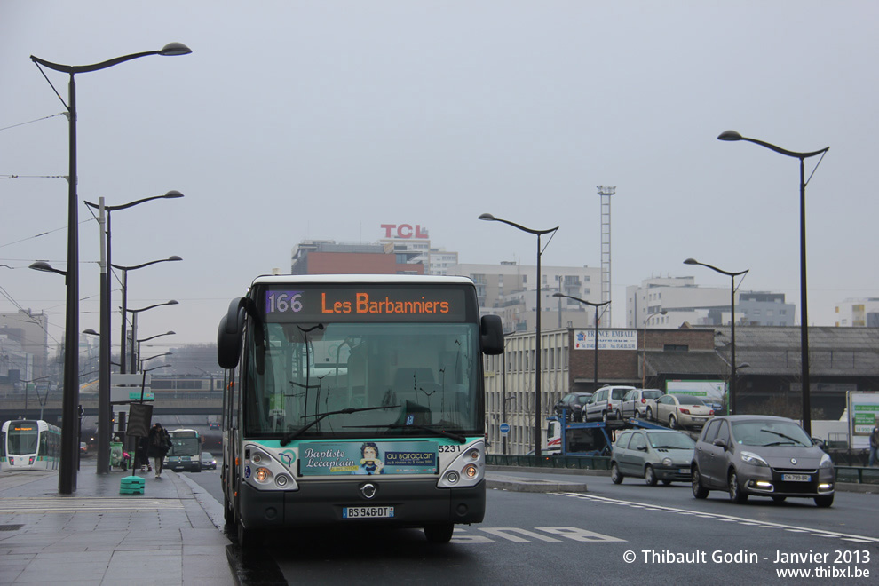 Bus 5231 (BS-946-DT) sur la ligne 166 (RATP) à Porte de la Chapelle (Paris)