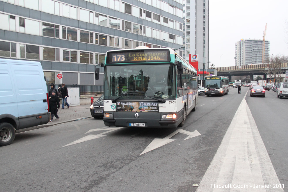 Bus 7459 (777 QBF 75) sur la ligne 173 (RATP) à Porte de Clichy (Paris)