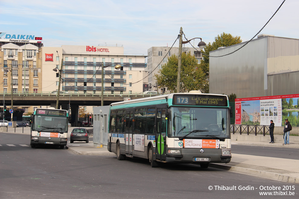 Bus 7454 (892 QBE 75) sur la ligne 173 (RATP) à Porte de Clichy (Paris)