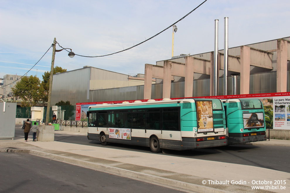 Bus 7445 (494 QBH 75) et 7453 (742 QBF 75) sur la ligne 173 (RATP) à Porte de Clichy (Paris)