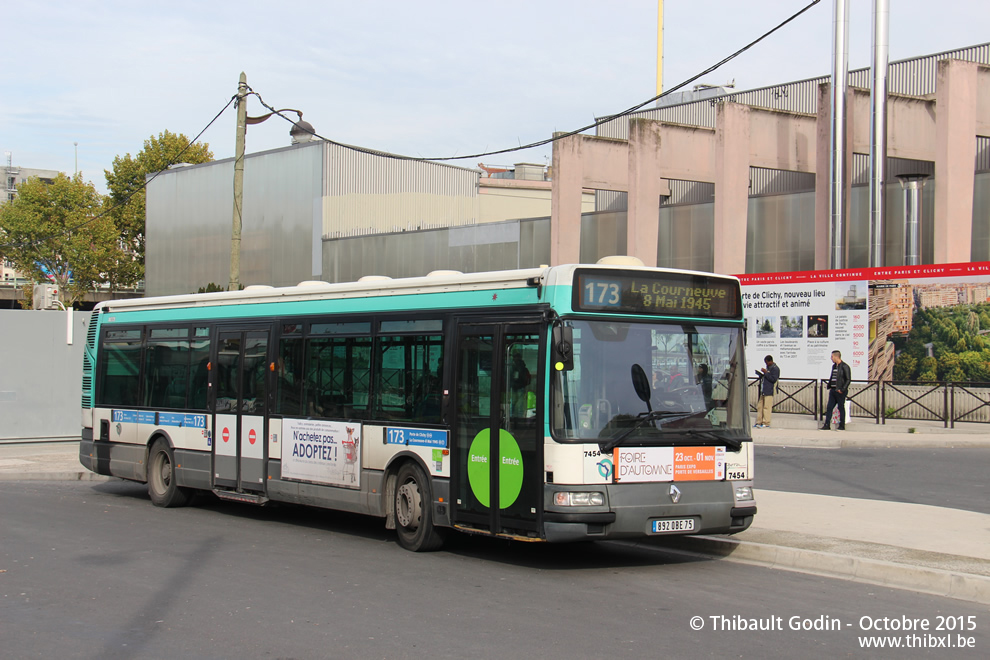 Bus 7454 (892 QBE 75) sur la ligne 173 (RATP) à Porte de Clichy (Paris)