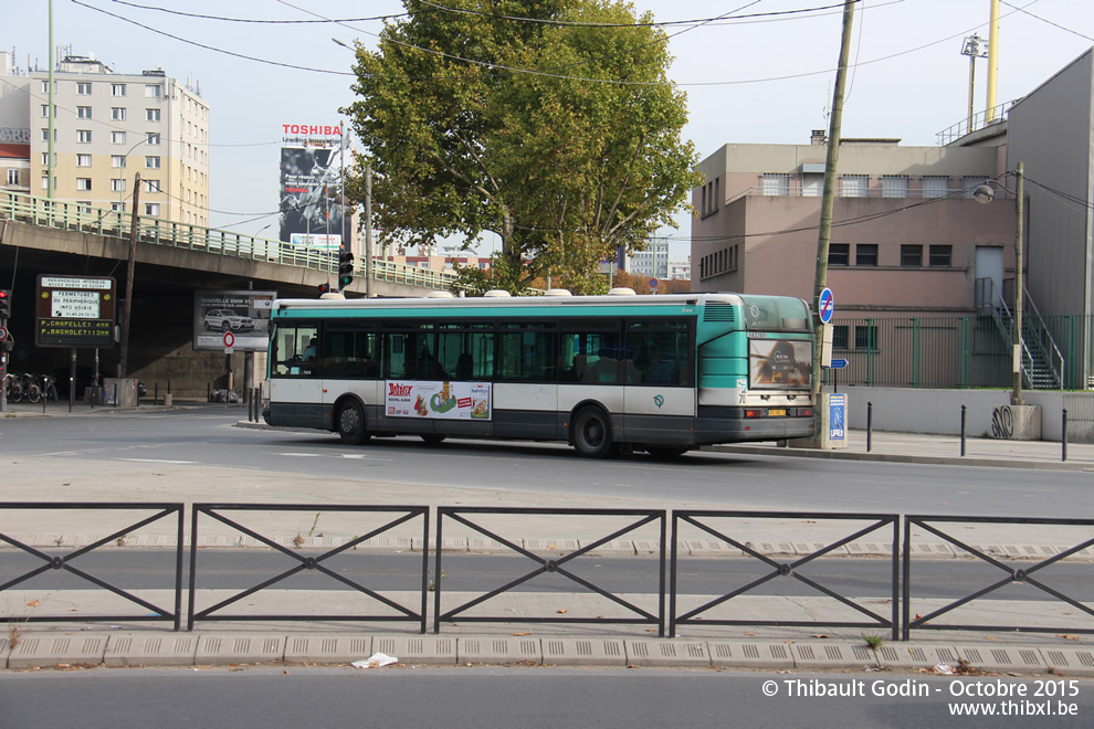 Bus 7454 (892 QBE 75) sur la ligne 173 (RATP) à Porte de Clichy (Paris)