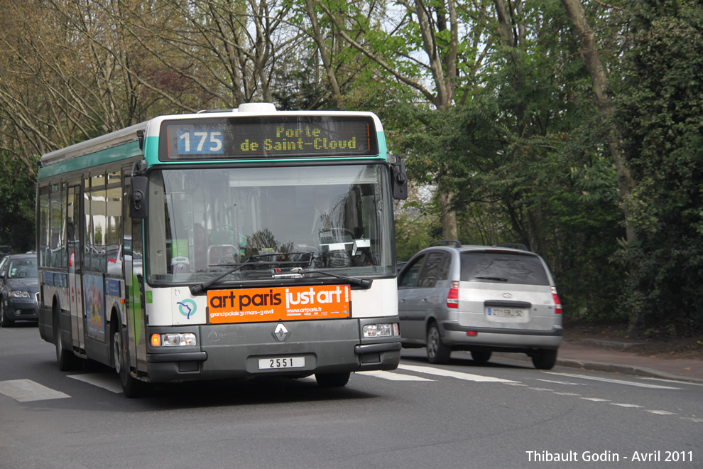 Bus 2551 sur la ligne 175 (RATP) à Neuilly-sur-Seine