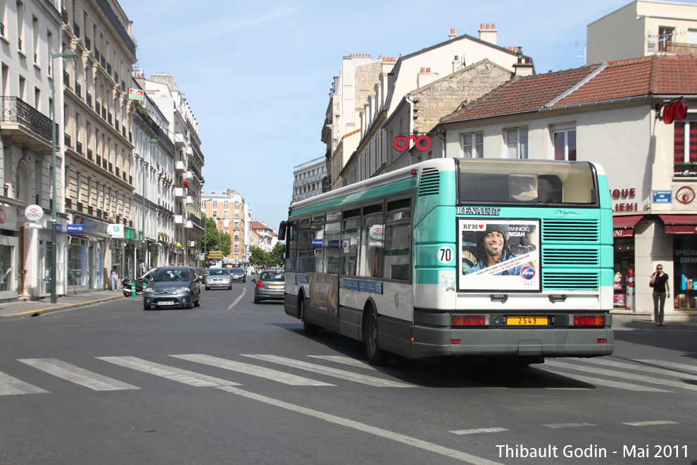 Bus 2549 sur la ligne 175 (RATP) à Courbevoie