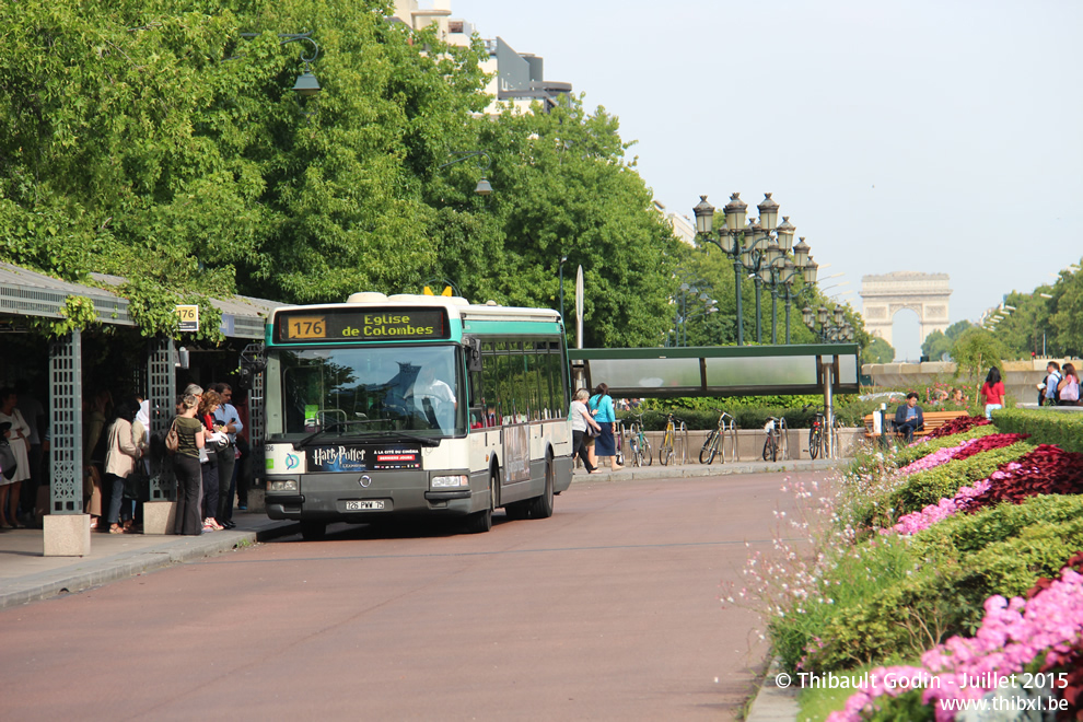 Bus 8236 (726 PWW 75) sur la ligne 176 (RATP) à Neuilly-sur-Seine