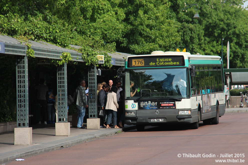 Bus 8236 (726 PWW 75) sur la ligne 176 (RATP) à Neuilly-sur-Seine