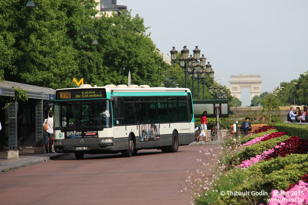 Bus 8236 (726 PWW 75) sur la ligne 176 (RATP) à Neuilly-sur-Seine