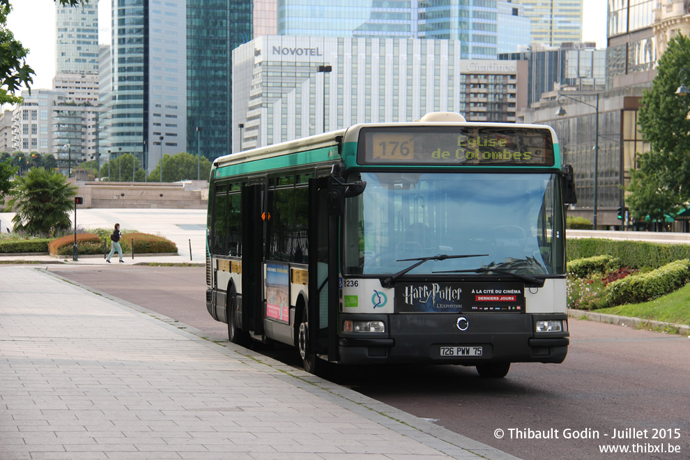 Bus 8236 (726 PWW 75) sur la ligne 176 (RATP) à Neuilly-sur-Seine