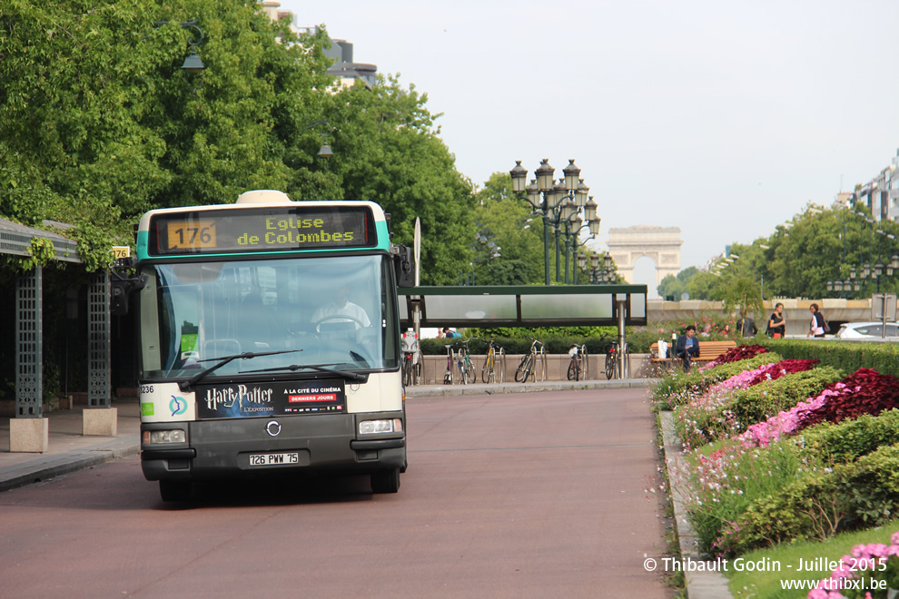 Bus 8236 (726 PWW 75) sur la ligne 176 (RATP) à Neuilly-sur-Seine
