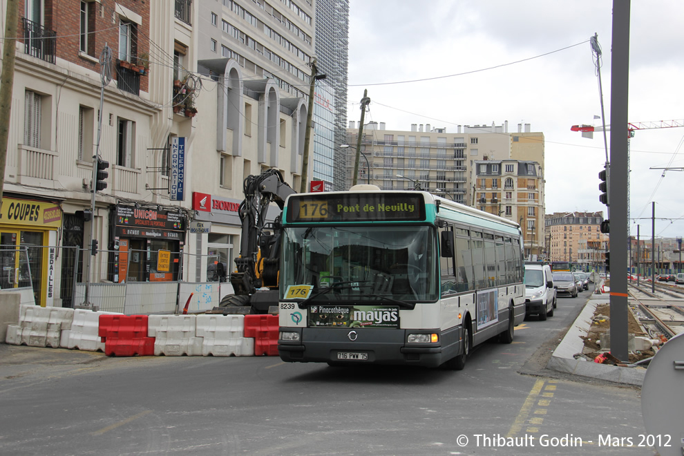 Bus 8239 (716 PWW 75) sur la ligne 176 (RATP) à La Garenne-Colombes