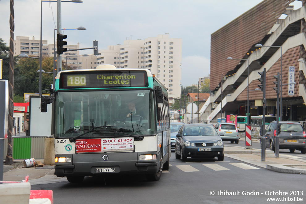 Bus 8251 (501 PWW 75) sur la ligne 180 (RATP) à Villejuif