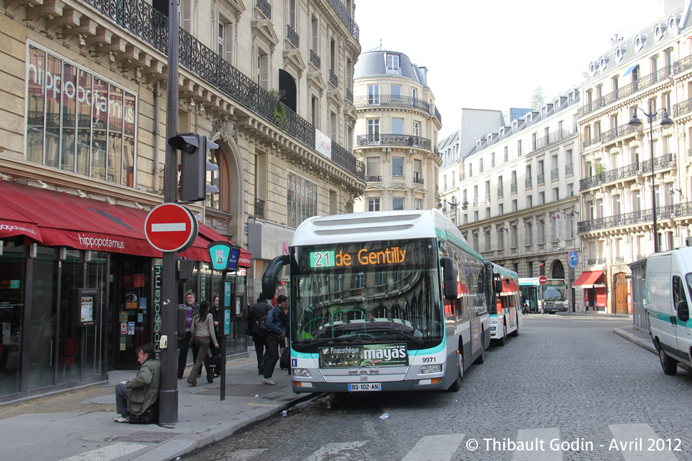 Bus 9971 (BS-102-AN) sur la ligne 21 (RATP) à Gare Saint-Lazare (Paris)