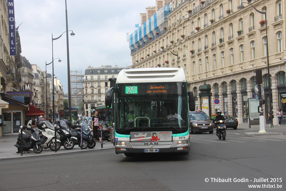 Bus 9978 (DA-399-JM) sur la ligne 21 (RATP) à Gare Saint-Lazare (Paris)