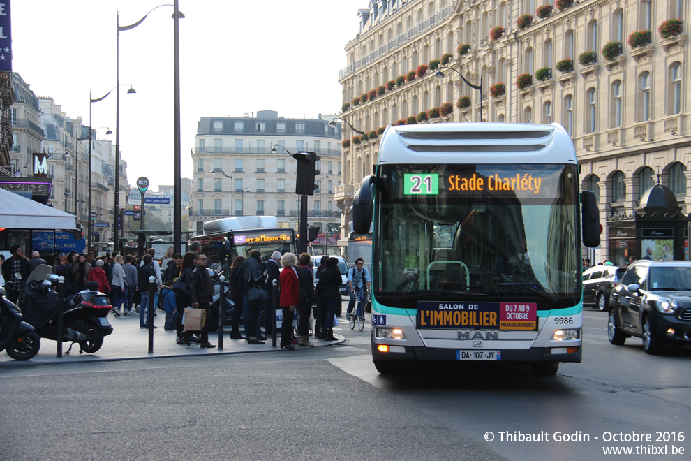 Bus 9986 (DA-107-JY) sur la ligne 21 (RATP) à Gare Saint-Lazare (Paris)