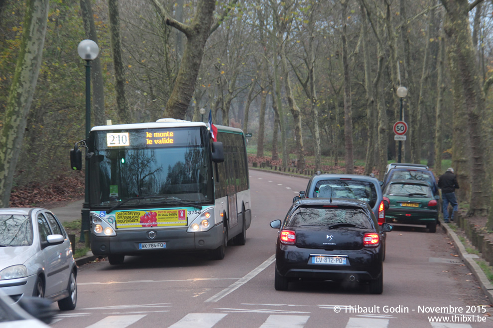 Bus 3753 (AK-784-FQ) sur la ligne 210 (RATP) à Bois de Vincennes (Paris)