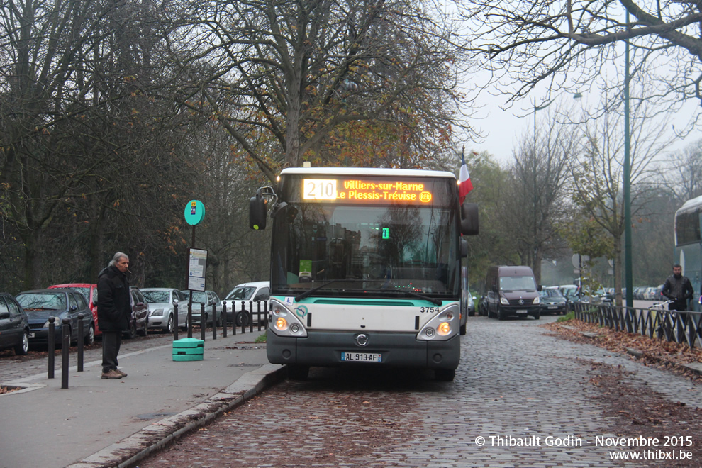 Bus 3754 (AL-913-AF) sur la ligne 210 (RATP) à Château de Vincennes (Paris)