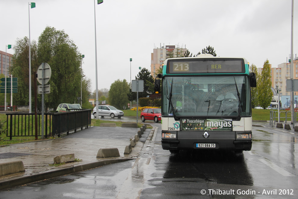 Bus 7263 (921 QBA 75) sur la ligne 213 (RATP) à Champs-sur-Marne
