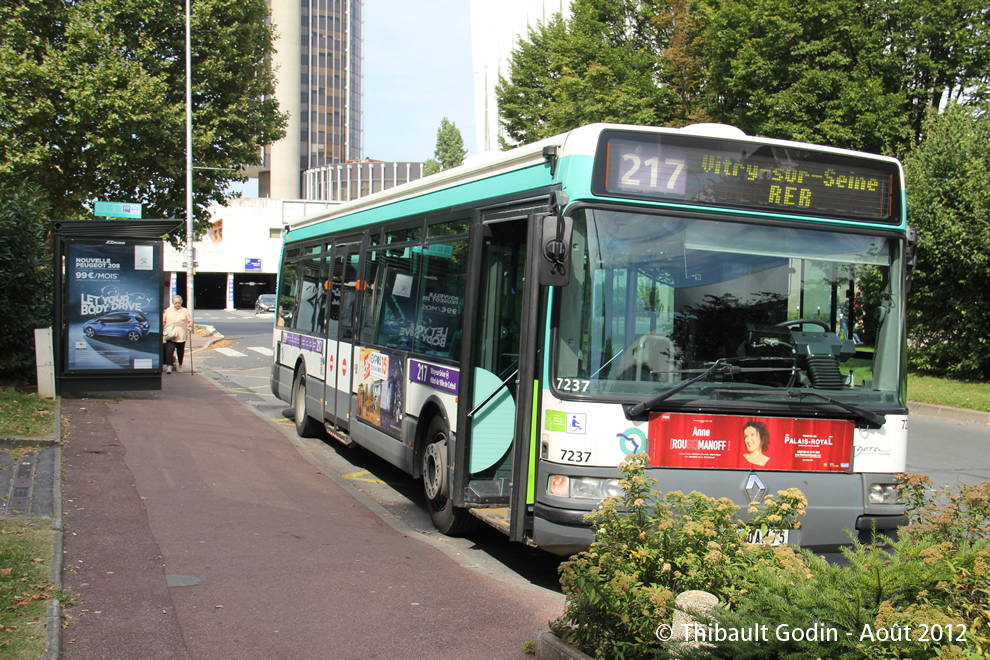 Bus 7237 (770 QAM 75) sur la ligne 217 (RATP) à Créteil