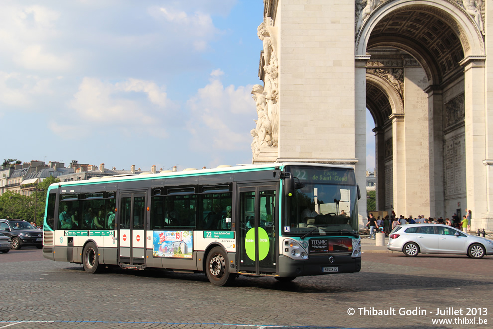 Bus 3006 (61 QXK 75) sur la ligne 22 (RATP) à Charles de Gaulle - Étoile (Paris)