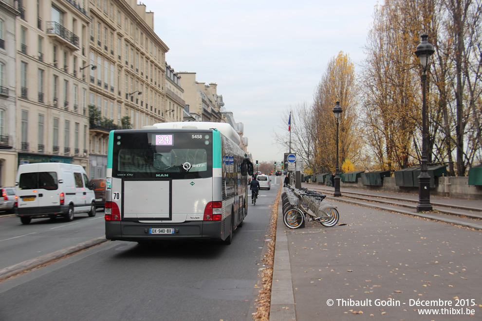 Bus 5458 (DX-940-BX) sur la ligne 24 (RATP) à Pont du Carrousel (Paris)