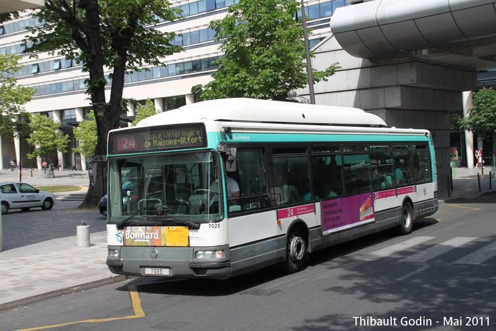 Bus 7025 sur la ligne 24 (RATP) à Cour Saint-Emilion (Paris)
