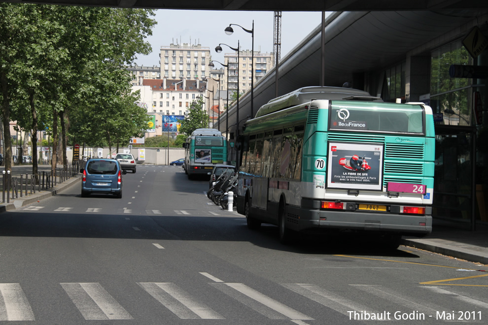 Bus 7042 sur la ligne 24 (RATP) à Cour Saint-Emilion (Paris)