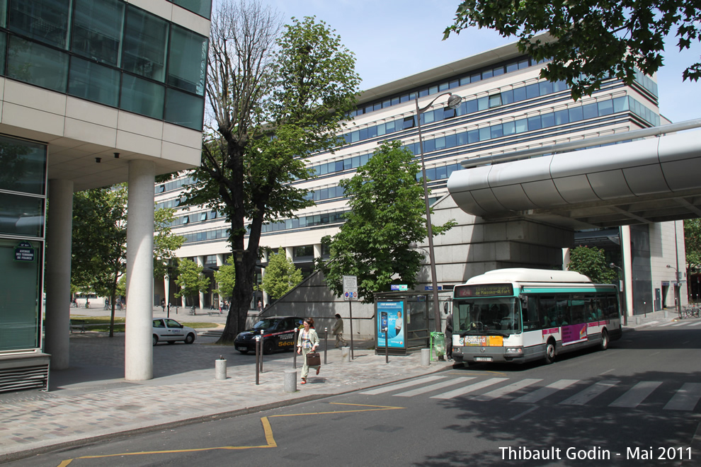 Bus 7025 sur la ligne 24 (RATP) à Cour Saint-Emilion (Paris)