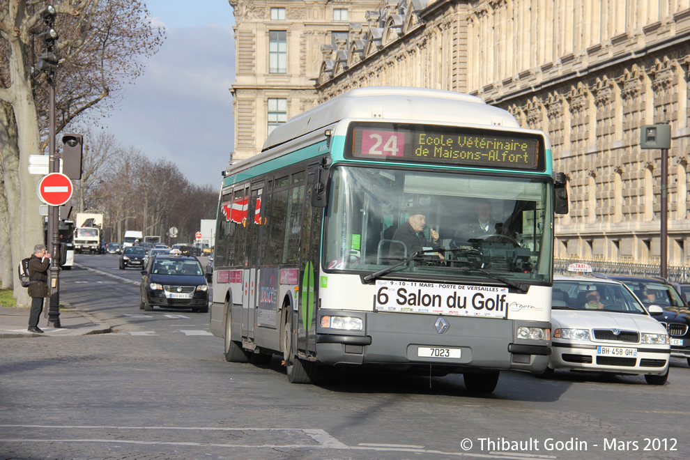Bus 7023 sur la ligne 24 (RATP) à Pont du Carrousel (Paris)
