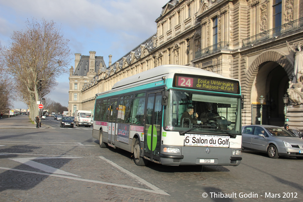Bus 7023 sur la ligne 24 (RATP) à Pont du Carrousel (Paris)