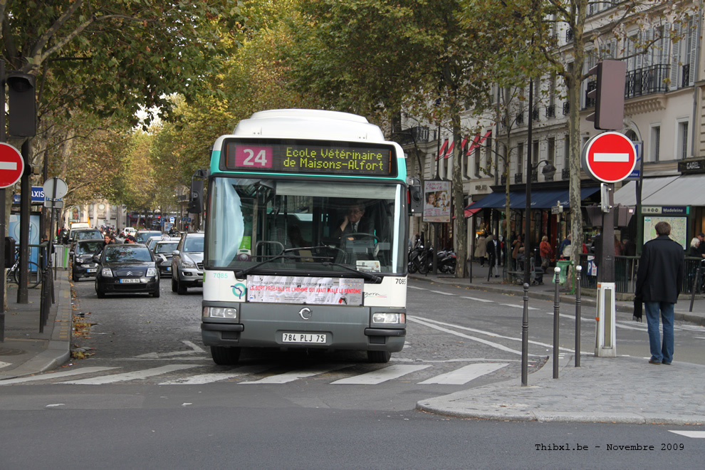 Bus 7085 (784 PLJ 75) sur la ligne 24 (RATP) à Madeleine (Paris)